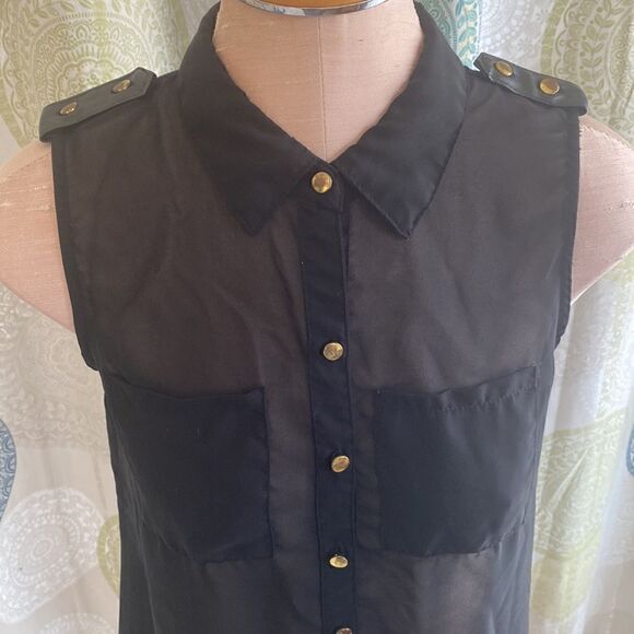 Shear, button down vest with shoulder accents & pockets. Slightly worn. M. - Picture 2 of 7
